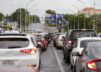 Pais bloqueiam Ponte Juscelino Kubistchek contra suspensão das aulas