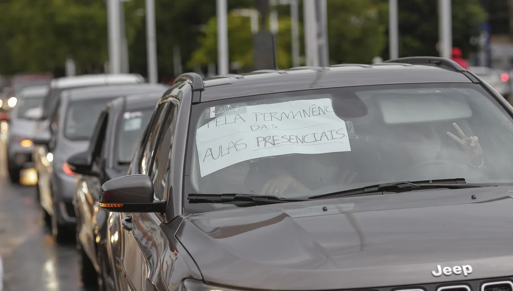 Pais pedem permanência das aulas presenciais