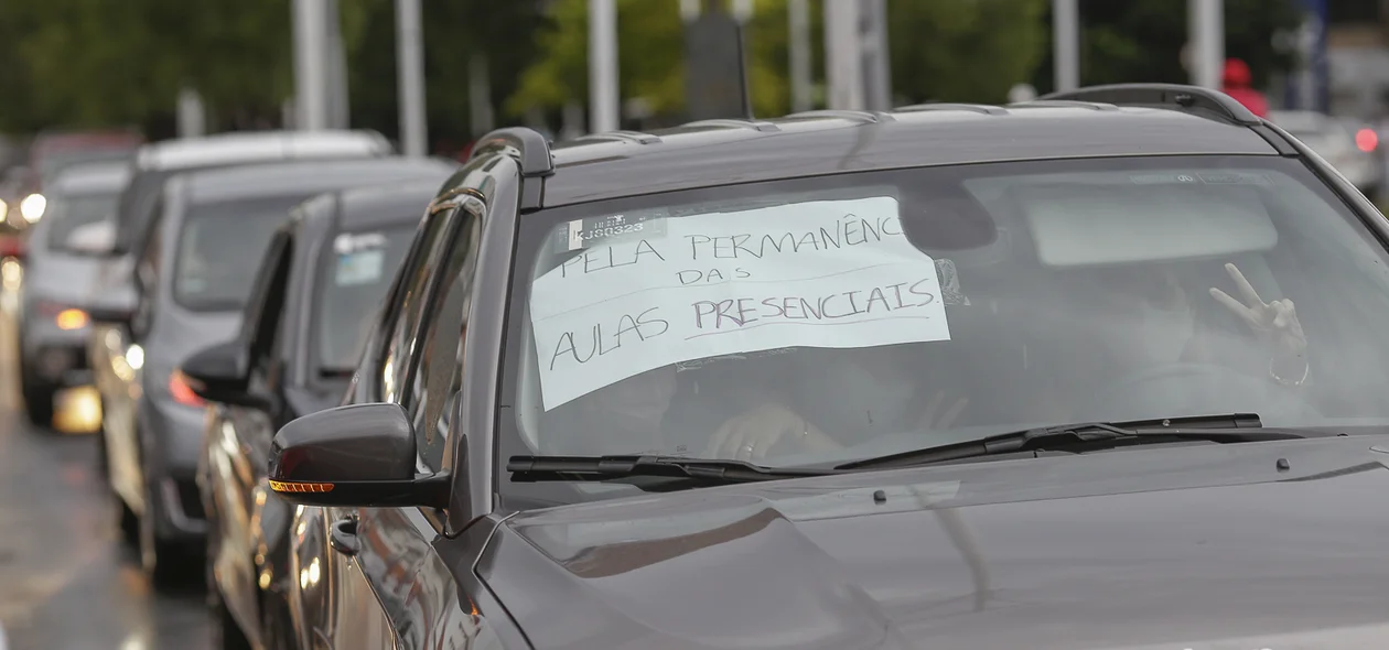 Pais pedem permanência das aulas presenciais