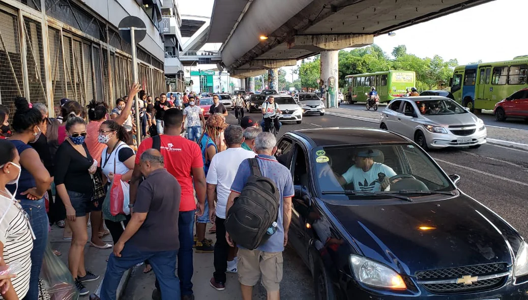 Pessoas procurando transporte