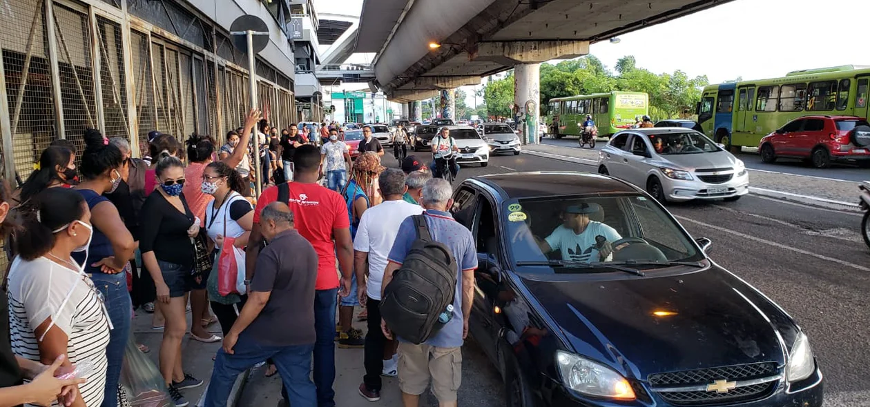 Pessoas procurando transporte