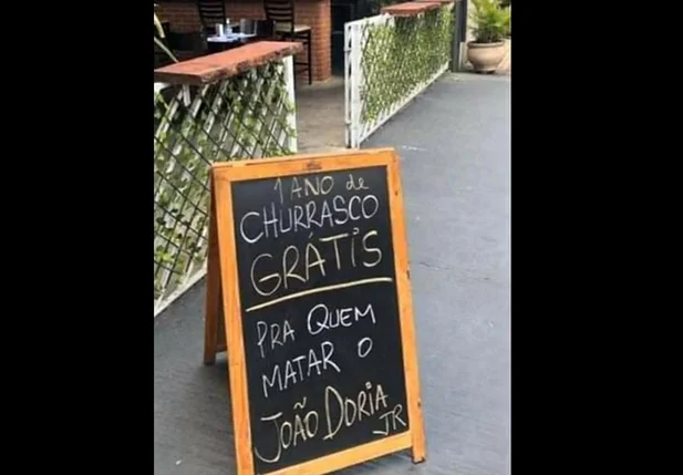 Placa que estava em frente ao restaurante