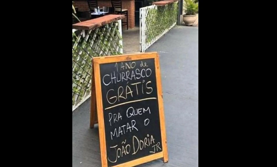 Placa que estava em frente ao restaurante