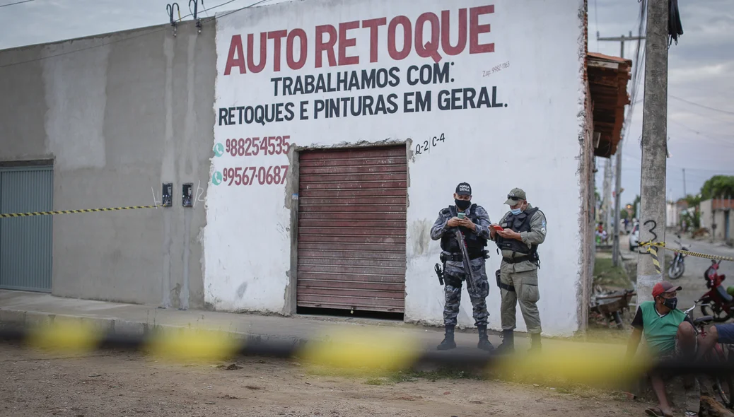 Polícia militar no local do crime