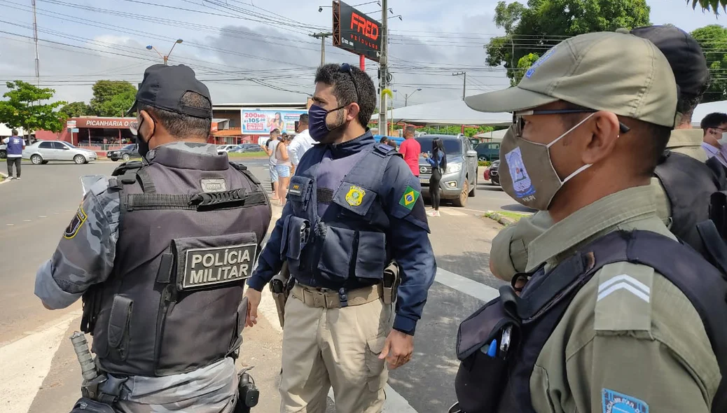 Policiais acompanham manifestação