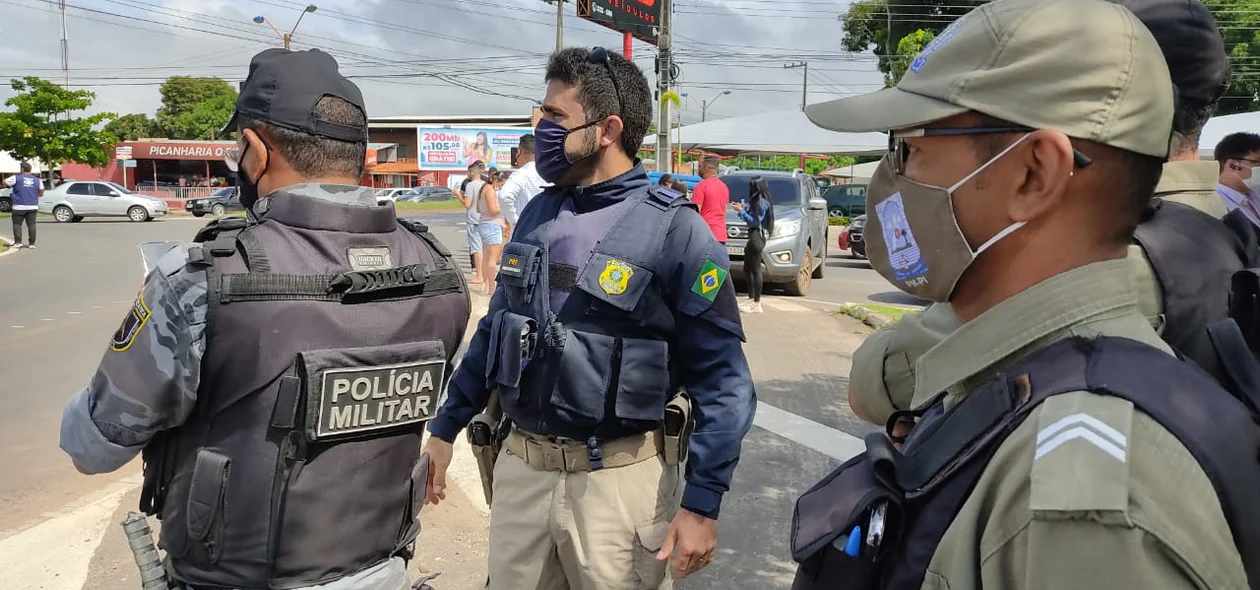 Policiais acompanham manifestação
