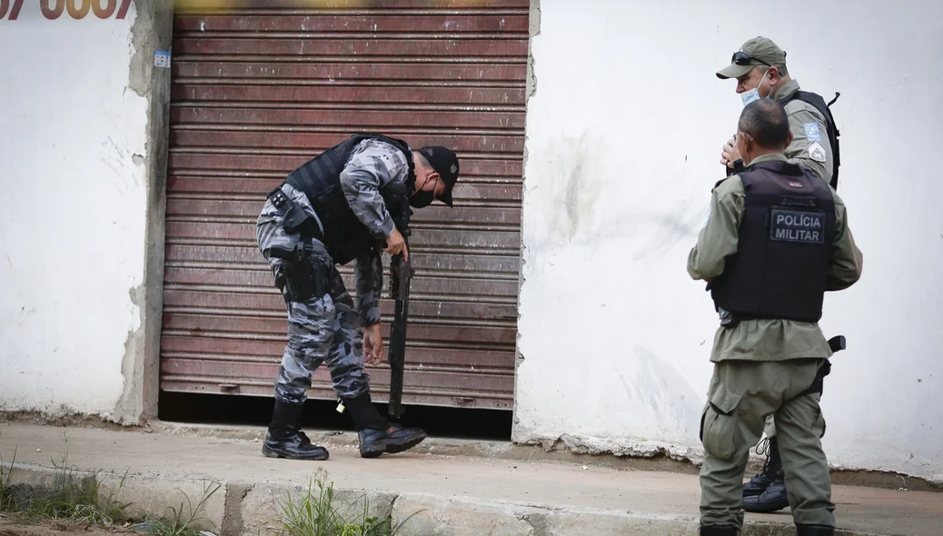 Policiais no local do crime