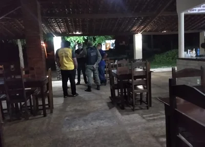 Policiais notificando os estabelecimentos
