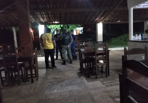 Policiais notificando os estabelecimentos