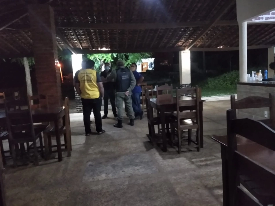Policiais notificando os estabelecimentos