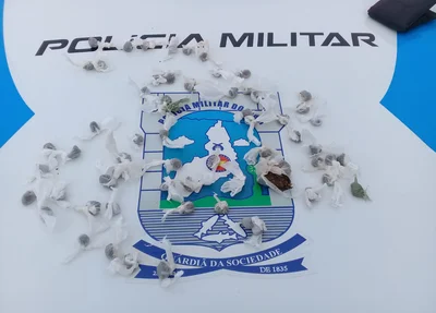 Porções de maconha encontradas com o suspeito