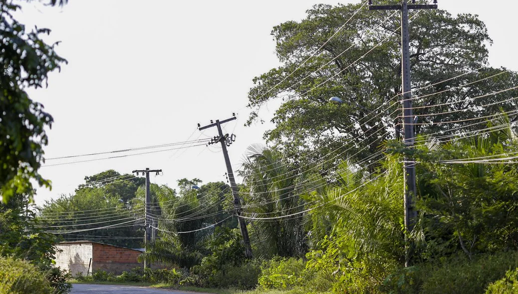 Poste corre risco de cair no povoado Alegria
