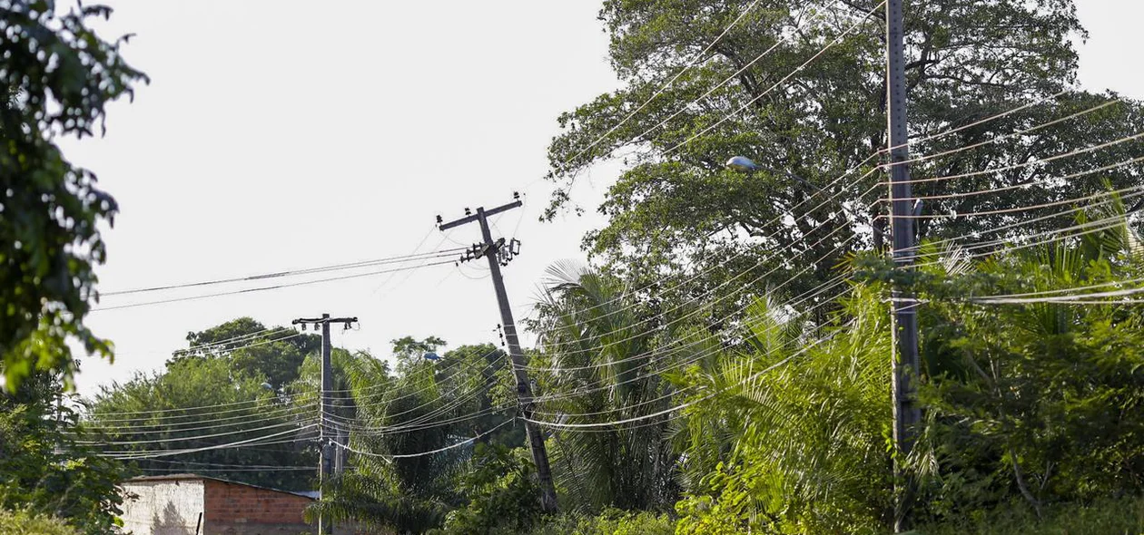 Poste corre risco de cair no povoado Alegria