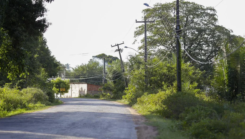 Poste torto no povoado Alegria