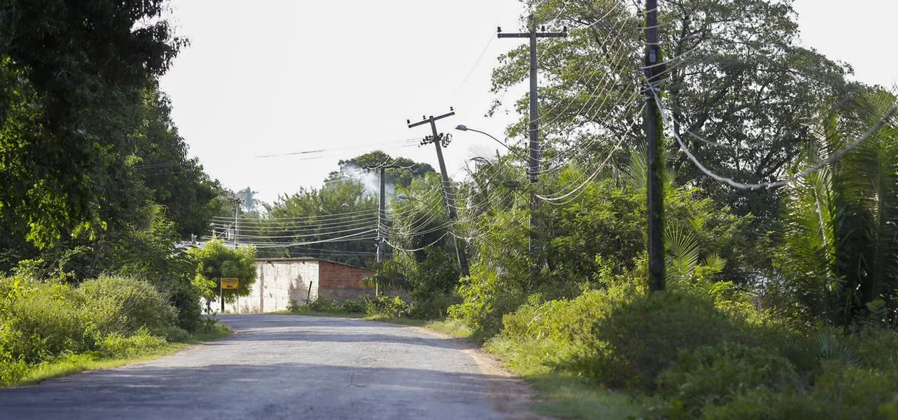 Poste torto no povoado Alegria