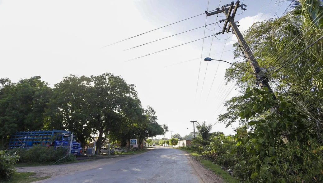Poste torto no povoado Alegria