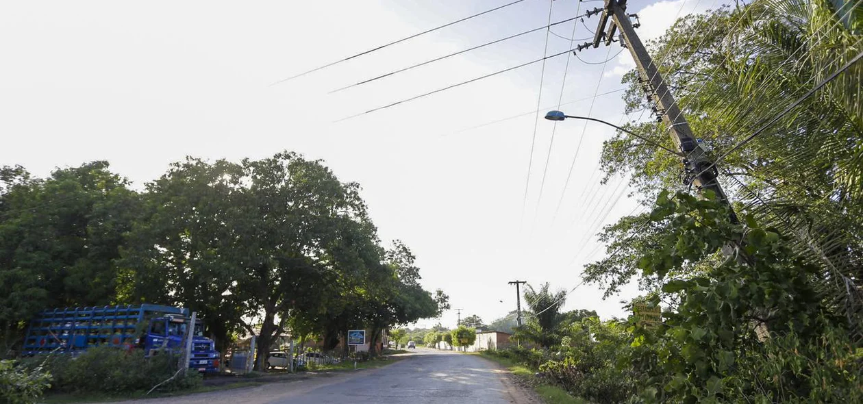 Poste torto no povoado Alegria