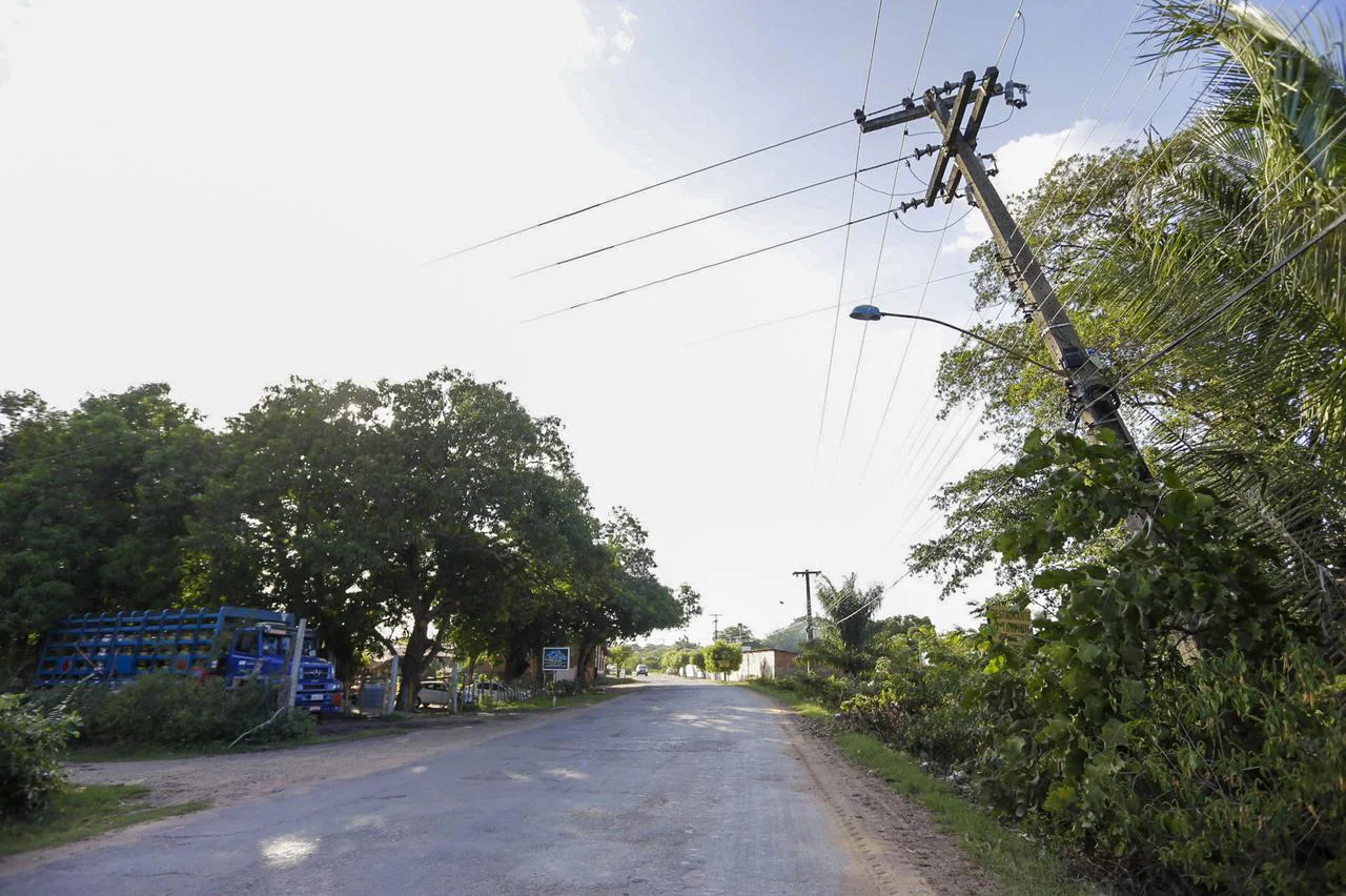 Poste energizado mata cavalo em praça e moradores temem 