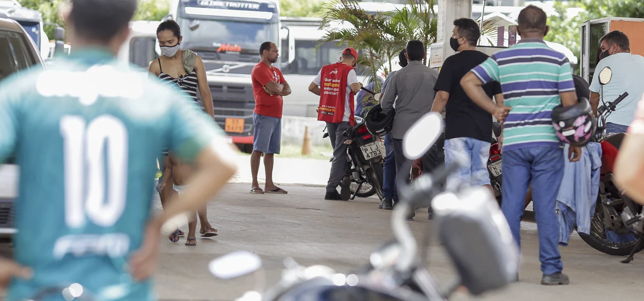 Posto de combustível lotado