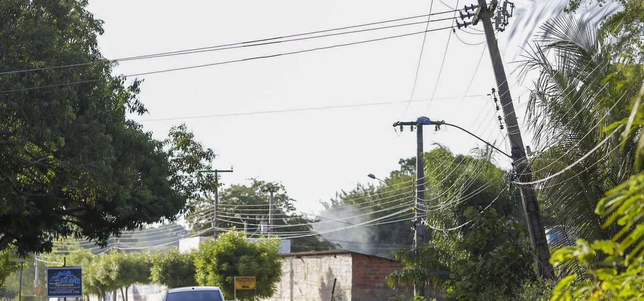 Morador reclama de poste torto no povoado Alegria