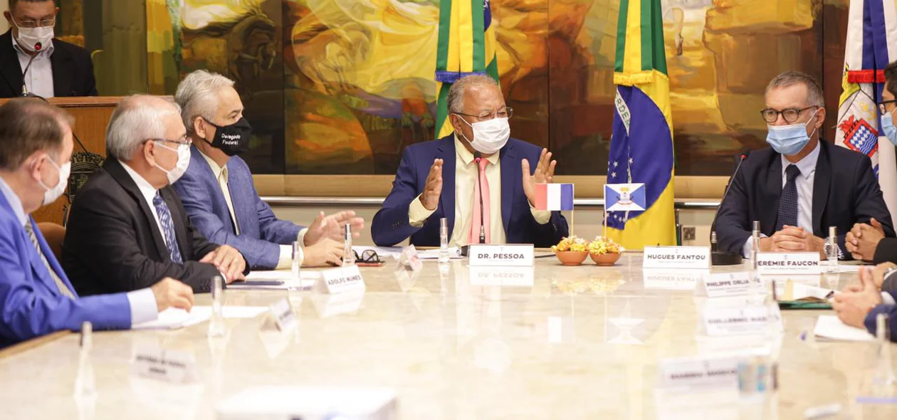 Prefeito Dr. Pessoa em reunião com comitiva de franceses no Palácio da Cidade