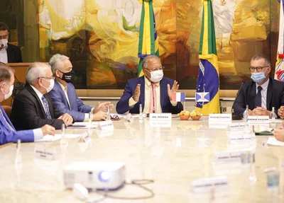 Prefeito Dr. Pessoa em reunião com comitiva de franceses no Palácio da Cidade