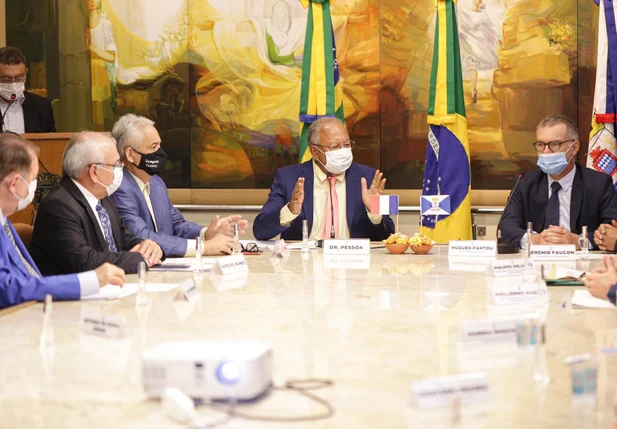 Prefeito Dr. Pessoa em reunião com comitiva de franceses no Palácio da Cidade