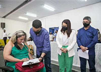 Professora assinando posse na Prefeitura de Timon