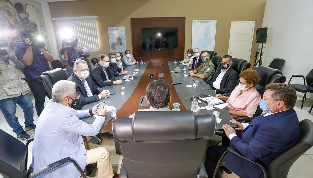 Reunião aconteceu na manhã desta segunda-feira (22)