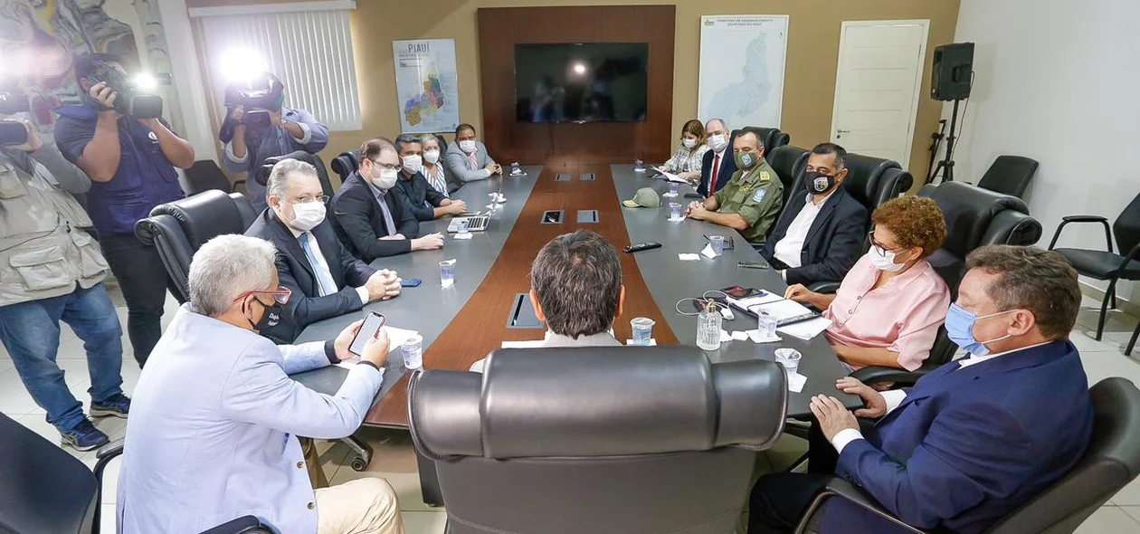 Reunião aconteceu na manhã desta segunda-feira (22)