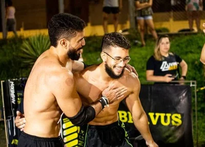 Ruan Wesley praticando Calistenia na Academia Bravus, em Teresina