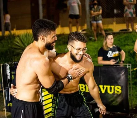 Ruan Wesley praticando Calistenia na Academia Bravus, em Teresina