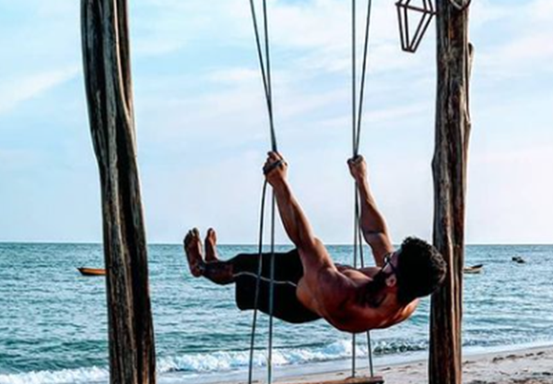 Ruan Wesley praticando Calistenia na praia de Barra Grande (PI)