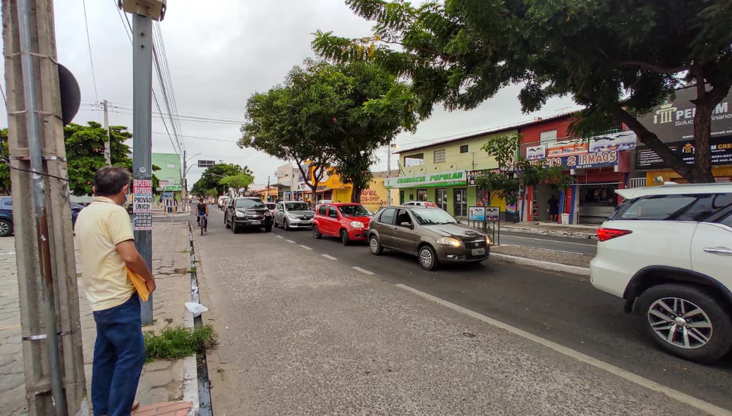 Senhor espera ônibus na zona sudeste de Teresina