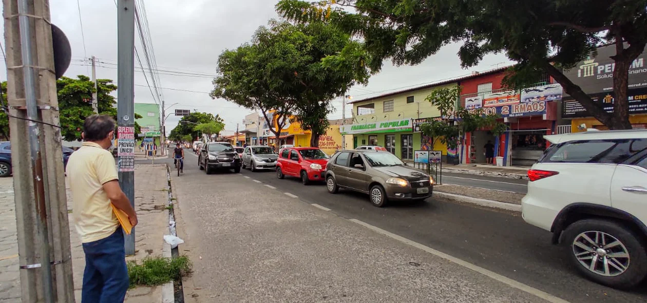 Senhor espera ônibus na zona sudeste de Teresina