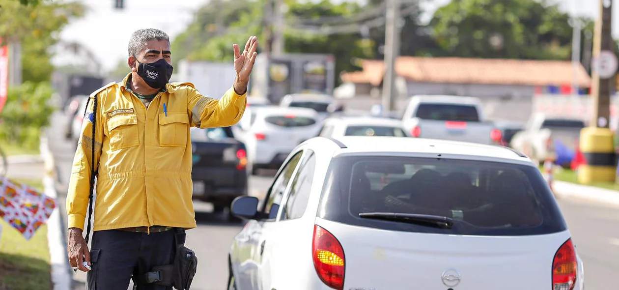 Strans controlando o trânsito na Avenida Henry Wall de Carvalho