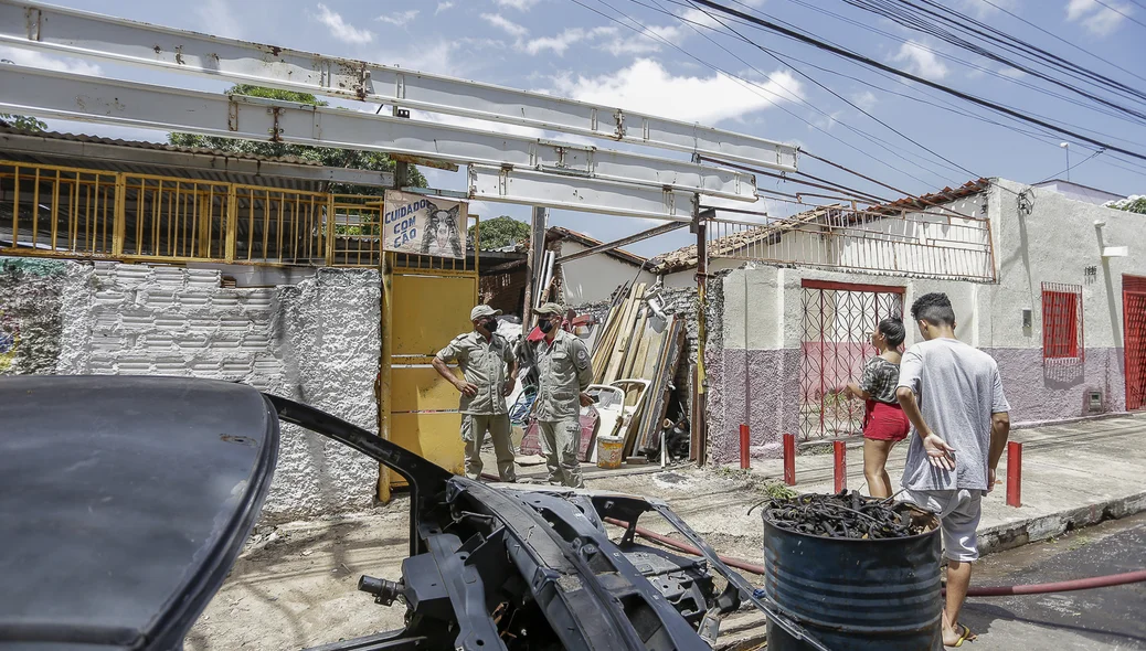 Sucata onde aconteceu o incêndio