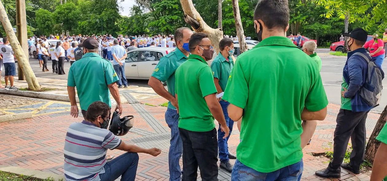 Motoristas de ônibus participam do protesto dos motoristas de aplicativo