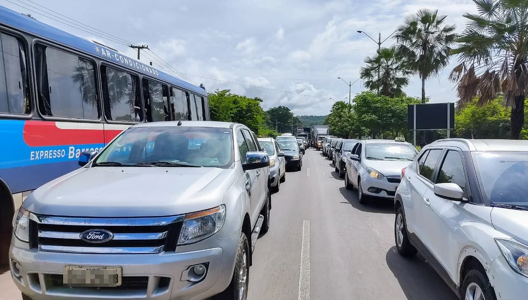 Trânsito congestionado na BR 343