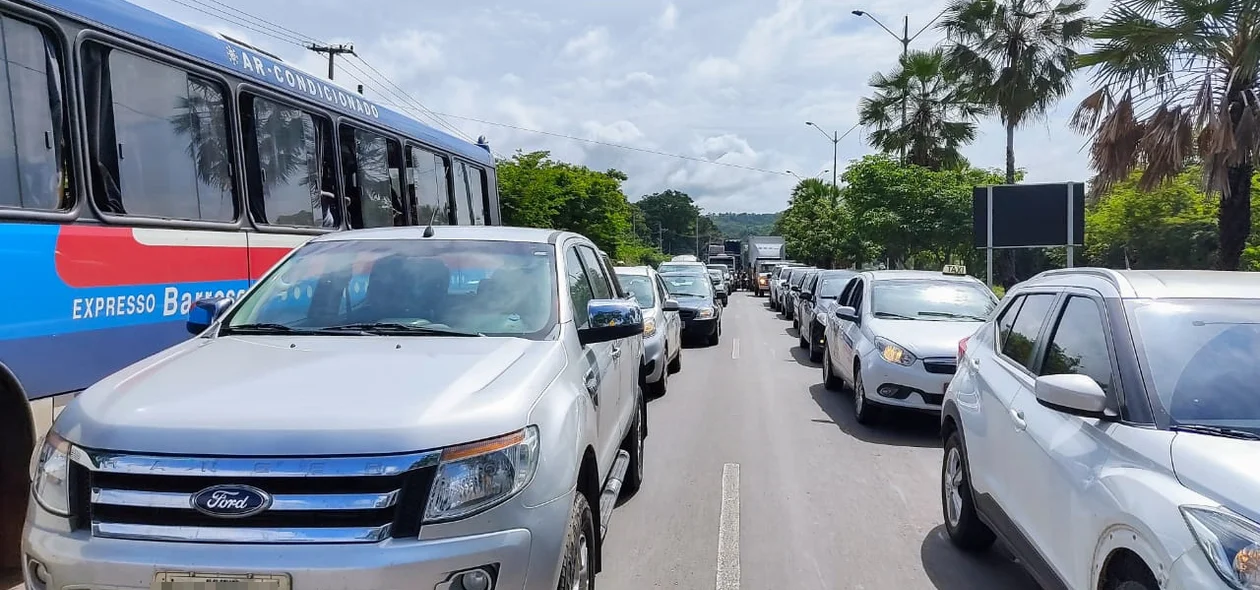 Trânsito congestionado na BR 343