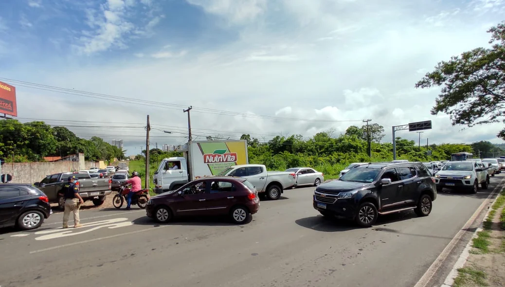 Trânsito sendo desviado para rua lateral