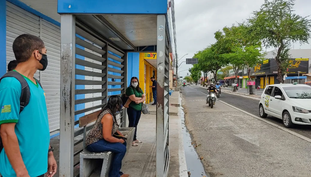 Usuários aguardam ônibus nas paradas de Teresina