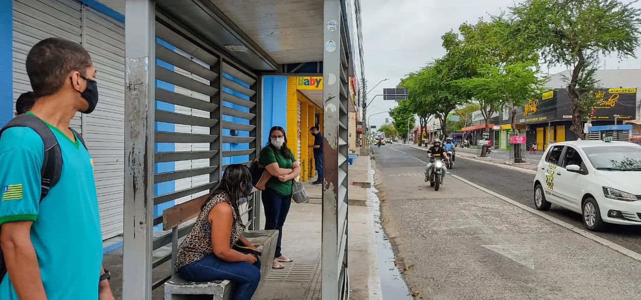 Usuários aguardam ônibus nas paradas de Teresina