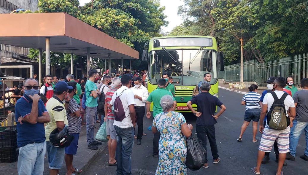 Usuários de transporte público na Praça da Bandeira