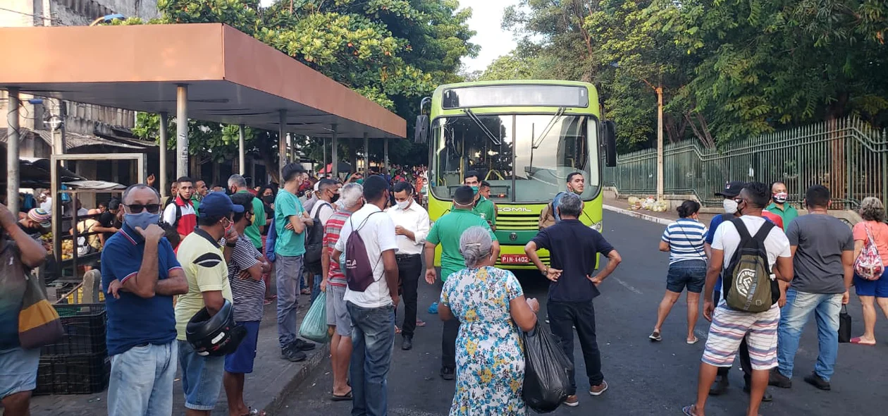 Usuários de transporte público na Praça da Bandeira