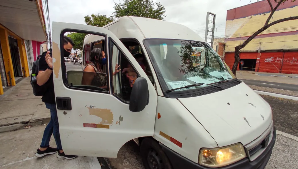 Van é utilizada como alternativa a falta de ônibus em Teresina