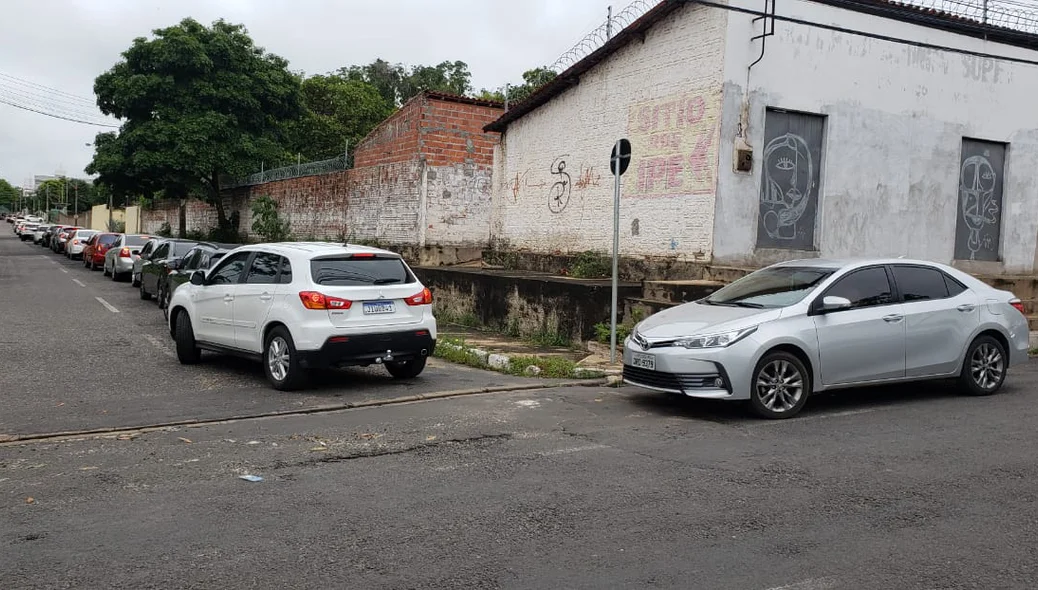 Veículos aguardam na fila para vacinação de idosos