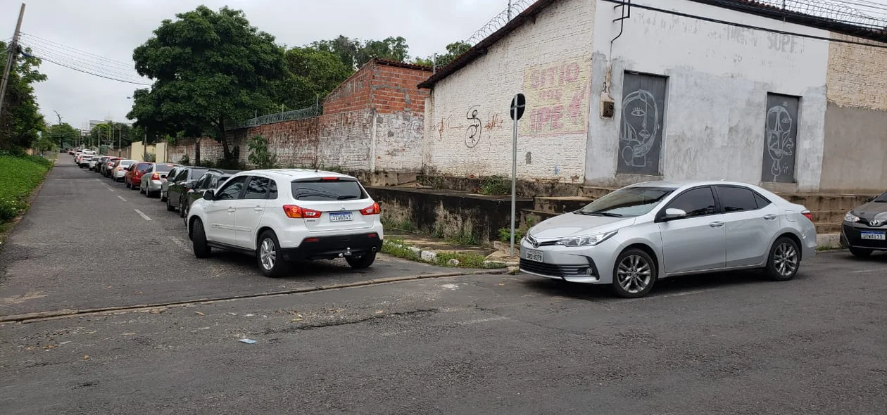 Veículos aguardam na fila para vacinação de idosos