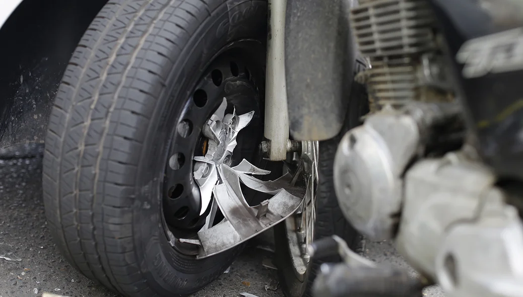 Veículos ficam destruídos