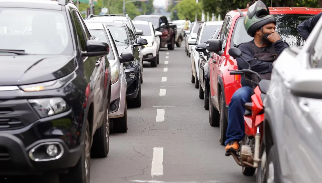 Veículos na Avenida Frei Serafim